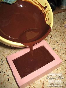 לחיצה להגדלת תמונה יוצקים את השוקולד המומס לתוך תבנית הסיליקון 