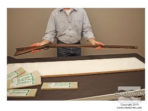 לחיצה להגדלת תמונה רובה היסטורי מהמאה ה19 משמש בתור המודל להכנת העתק עבור תצוגה במוזיאונים.