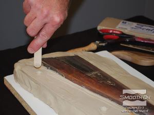 לחיצה להגדלת תמונה יוצרים מפתחות נעילה בתבנית עם מקל ארטיק כדי לאפשר נעילה של שני חצאי התבנית בהמשך.