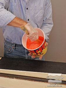 לחיצה להגדלת תמונה מערבבים את הRebound® 25 במיכל נקי עד שמתקבל צבע אחיד.