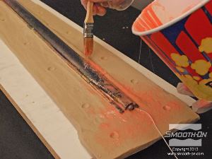 לחיצה להגדלת תמונה מורחים את הסיליקון הRebound® 25 ישירות על הרובה והחימר.