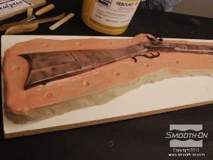 לחיצה להגדלת תמונה לאחר שכל הרובה מכוסה בשכבת סיליקון Rebound® 25, מניחים לסיליקון להתמצק לפני שמורחים שכבה שניה.