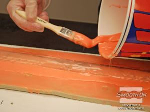 לחיצה להגדלת תמונה מורחים את הסיליקון הסמיך על הרובה והחימר.