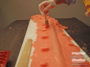 לחיצה להגדלת תמונה מוסיפים שכבה סופית של סיליקון, עכשיו ללא מעבה,  על כל אורך התבנית.