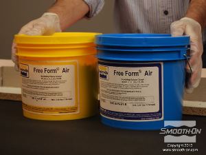 לחיצה להגדלת תמונה כדי להכין תמיכה קלה ועמידה, משתמשים בבצק אפוקסי Free Form® Air.