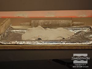 לחיצה להגדלת תמונה מרדדים את בצק האפוקסי על גבי הלוח.