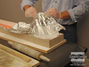 לחיצה להגדלת תמונה מניחים את האפוקסי על שכבת הסיליקון Rebound ומסירים את שכבת נייר האלומיניום התחתונה מהאפוקסי.