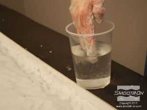 לחיצה להגדלת תמונה שמים כפפה על היד, טובלים אותה במים ומחליקים בעזרתה את את האפוקסי, כדי לתת מעטפת תמיכה חלקה ונקייה.