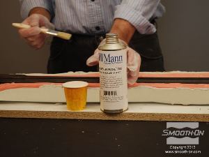 לחיצה להגדלת תמונה מורחים חומר הפרדה לתבניות סיליקון Ease Release® 205 כדי למנוע מחצי התבנית החדש להדבק לחצי המוכן. במקרה זה משתמשים בEase Release® 205 מכיוון שניתן למרוח אותו בעדינות במברשת מבלי לפגוע ברובה.