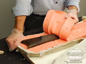 לחיצה להגדלת תמונה כעת פותחים את שני חצאי תבנית הסיליקון בפעם הראשונה.