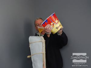 לחיצה להגדלת תמונה שופכים את הפוליאוריתן Smooth Cast® 320 דרך משפך אל התבנית.