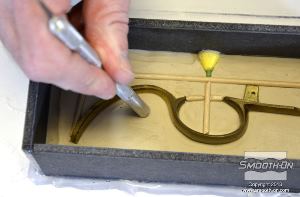 לחיצה להגדלת תמונה מטביעים מפתחות נעילה במיטת החימר בעזרת כלי מתאים.