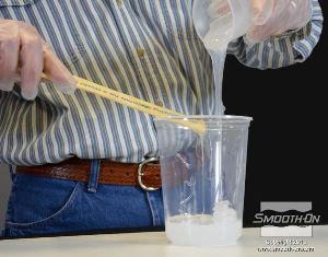 לחיצה להגדלת תמונה עושים ערבוב כפול ל סיליקון ליציקה SORTA-Clear® 37  כדי להבטיח שהמרכיבים מעורבבים היטב.