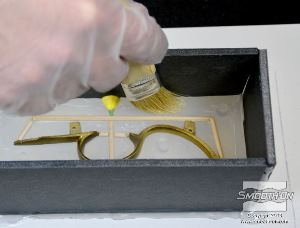 לחיצה להגדלת תמונה מורחים חומר הפרדה לתבניות סיליקון Ease Release® 205 כדי למנוע מחצי התבנית החדש להדבק לחצי המוכן. מחכים כמה דקות שהחומר יתייבש ומורחים שכבה נוספת ומחכים שגם היא תתייבש.