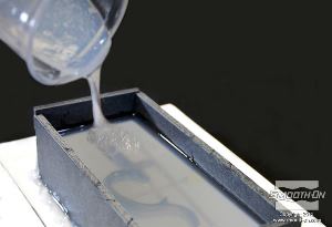 לחיצה להגדלת תמונה מערבבים מנה נוספת של סיליקון שקוף למחצה SORTA-Clear® 37 ויוצקים לתבנית.