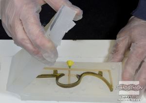 לחיצה להגדלת תמונה חותכים את התבנית ופותחים אותה. חולצים את המודל המקורי ואת מקלות העץ.