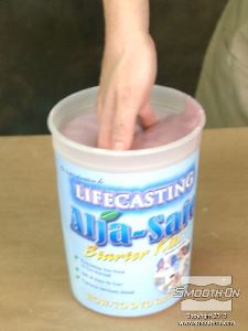 לחיצה להגדלת תמונה הכנס את היד לאט לתוך ג'ל ה®Alga-Safe, תוך יצירת התנוחה הרצויה. הזהר לא לגעת בתחתית המיכל או בצדדיו.