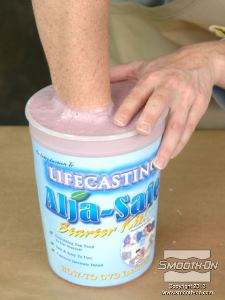 לחיצה להגדלת תמונה זמן ההתמצקות האלגינט ®Alga-Safe הוא 8-10 דקות. לאחר שהאלגינט התמצק, נענע בעדינות את אצבעותיך ולאט, הוצא את היד מהתבנית.