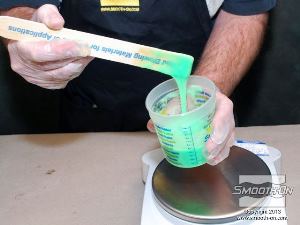 לחיצה להגדלת תמונה מערבבים את תוסף הHYPER-FOLIC עם המקשה (B) של הסיליקון.