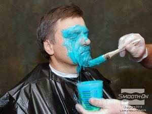 לחיצה להגדלת תמונה מורחים את סיליקון הBody Double עם התוסף על הפנים (מודאים שהחומר חודר גם לגבות ולזקן).