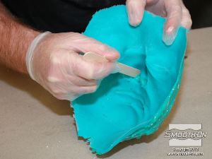 לחיצה להגדלת תמונה משתמשים בחומר זה כדי למלא חורים כמו נחיריים אם פגמים אחרים בפני שטח הסיליקון.