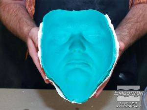 לחיצה להגדלת תמונה מניחים את מסכת הBodyDouble בתוך מעיל הגבס לתמיכה.