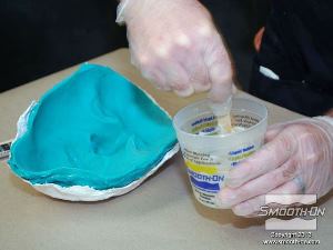 לחיצה להגדלת תמונה מערבבים את הפוליאוריתן  למריחה  Shell Shock  במהירות וביסודיות.