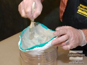 לחיצה להגדלת תמונה מורחים את הShell Shock בתוך תבנית הסיליקון וממתינים 15 דקות להתמצקות.