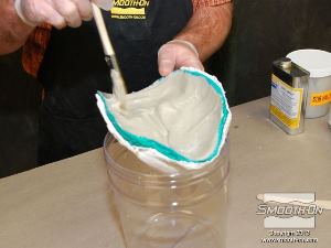 לחיצה להגדלת תמונה מורחים שכבת פוליאוריתן Shell Shock שניה כדי לחזק את הדגם.