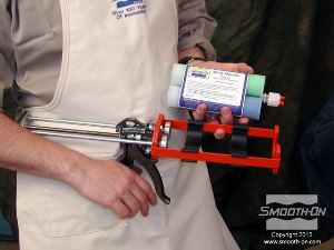 לחיצה להגדלת תמונה מכניסים את מחסנית הBody Double לאקדח סיליקון. השימוש באקדח הסיליקון מאפשר למשתמש לערבב ולמרוח כמות גדולה יותר של סיליקון במהירות.