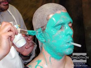 לחיצה להגדלת תמונה מורחים בזהירות את כל האזורים בפנים. יש חשיבות רבה למריחת השכבה הראשונה על כל הראש.