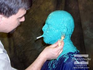 לחיצה להגדלת תמונה מורחים עוד שכבות של סיליקון Body Double על ראש המודל. עובי תבנית אידיאלי הוא 1 ס