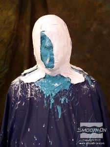 לחיצה להגדלת תמונה לאחר שהחצי הראשון מוכן, מכינים את החצי השני. טיפ: ניתן למרוח וזלין על הBody Double לפני הכנת המעיל, כדי לצמצם את את הסיכוי ליניקה ונעילה מכאנית שלו.