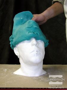 לחיצה להגדלת תמונה מערבבים ויוצקים בזהירות פוליאוריתן Smooth-Cast 300 אל התבנית.