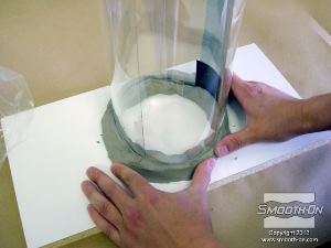 לחיצה להגדלת תמונה מקבעים את צינור הפלסטיק על קרש בעזרת חימר. יש לוודא שהצינור מאובטח לגמרי גם בכדי שלא יזוז וגם בכדי שהאלגינט לא ידלוף בעת היציקה. ניתן להשתמש גם בדבק חם.