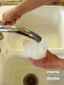 לחיצה להגדלת תמונה מודדים את הכמויות הדרושות של המים (טמפ' 27°C היא אידיאלית). זמן העבודה של האלגינט יהיה 8 דקות וזמן החליצה יהיה 10 דקות.