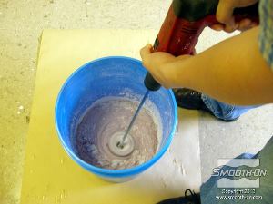 לחיצה להגדלת תמונה ניתן להשתמש במערבל מחובר למקדחה  כדי לערבב את ה®Alja-Safe  ולהבטיח ערבוב מיטבי.