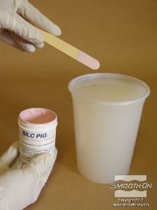 לחיצה להגדלת תמונה כדי להעניק לדגם המוכן צבע אמיתי משתמשים בפיגמנט סיליקון Silc-Pig® Fleshtone, אותו מוסיפים לחלק המקשה (Part B).