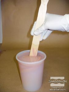 לחיצה להגדלת תמונה מערבבים את הפיגמנט ביסודיות במקשה לפני שמערבבים אותו עם הבסיס.