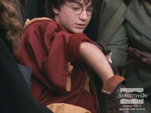 לחיצה להגדלת תמונה סרטים מבוססי אפקטים כמו הארי פוטר משתמשים בשילוב של האלגינט והEcoflex® 00-30 באופן קבוע. בסצינה זו, ידו של השחקן דניאל רדקליף הוחלפה בהעתק העשוי מEcoflex® 00-30.