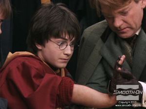 לחיצה להגדלת תמונה סרטים מבוססי אפקטים כמו הארי פוטר משתמשים בשילוב של האלגינט והEcoflex® 00-30 באופן קבוע. בסצינה זו, ידו של השחקן דניאל רדקליף הוחלפה בהעתק העשוי מEcoflex® 00-30.