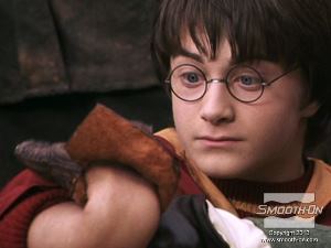 לחיצה להגדלת תמונה סרטים מבוססי אפקטים כמו הארי פוטר משתמשים בשילוב האלגינט  של והEcoflex® 00-30 באופן קבוע. בסצינה זו, ידו של השחקן דניאל רדקליף הוחלפה בהעתק העשוי מEcoflex® 00-30.