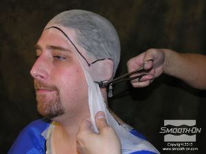 לחיצה להגדלת תמונה חותכים את הכובע מסביב לאוזני המודל ובמצח עד לקו השער.