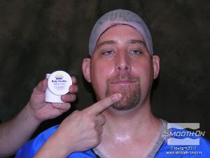 לחיצה להגדלת תמונה מורחים את עור המודל הגלוי  במשחת הפרדה Body Double release cream. המשחה תחזיק את השערות בצמוד לעור כך שלא יעטפו ע