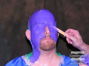 לחיצה להגדלת תמונה מורחים שכבה של סיליקון למריחה על גוף Body Double STANDARD SET מעורבב עם מדלל לסיליקון ®Silicone Thinner על פני המודל. שכבה זו נועדה לשחרר מעט את הסיליקון ולוודא שגם הפרטים הקטנים ביותר במודל יועתקו לתבנית.