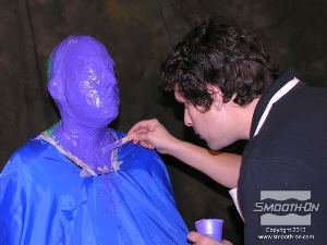 לחיצה להגדלת תמונה מורחים עוד מהסיליקון עם המסמיך כדי לעבות את התבנית ולמלא חללים נוספים.