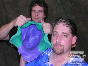 לחיצה להגדלת תמונה תבנית סיליקון Body Double מעתיקה באופן מושלם את כל פרטי הפנים של המודל.