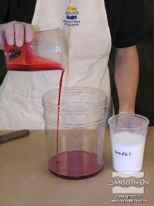 לחיצה להגדלת תמונה תחילה שופכים את חלק B למיכל הערבוב.