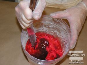 לחיצה להגדלת תמונה מערבבים את כל המרכיבים עד שמתקבל גוון אחיד. חשוב לגרד את החומר בתחתית וצידי המיכל.