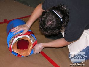 לחיצה להגדלת תמונה מטים את התבנית על צידה (נזהרים שלא ישפך!) כדי להגיע לכל המשטחים בתבנית.